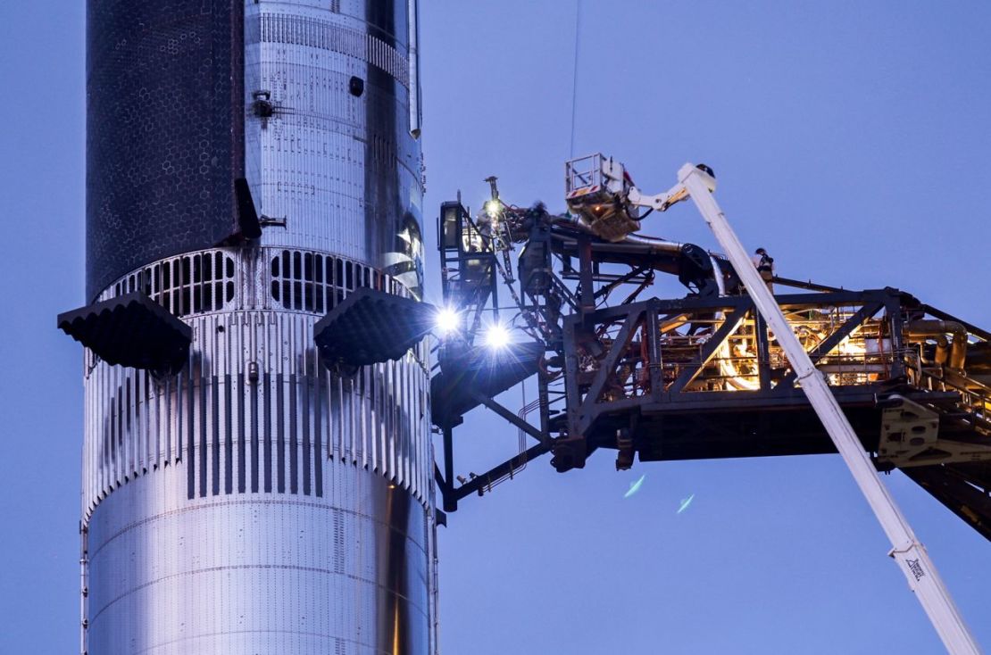 Técnicos realizan trabajos en Starship mientras SpaceX se preparaba para el intento de lanzamiento cerca de Brownsville, Texas, el lunes.