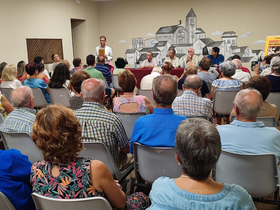 Lleno absoluto en la presentación del libro 'Sánchez Puerto, tres líneas con arte' en Cabezarrubias del Puerto