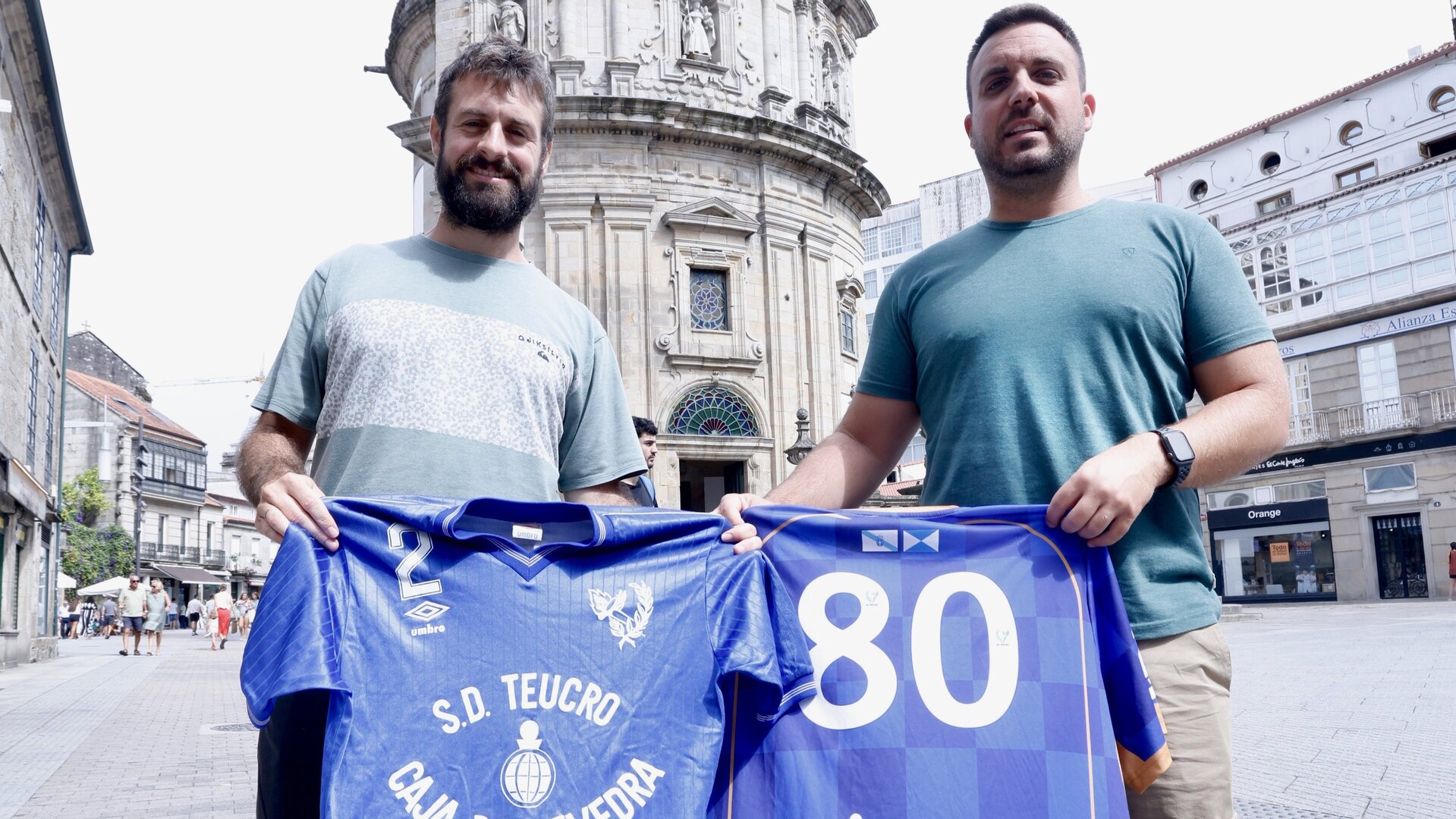 Edu Agulló y Sergio Carballeira con la camiseta del Teucro frente a la Peregrina JAVIER CERVERA-MERCADILLO