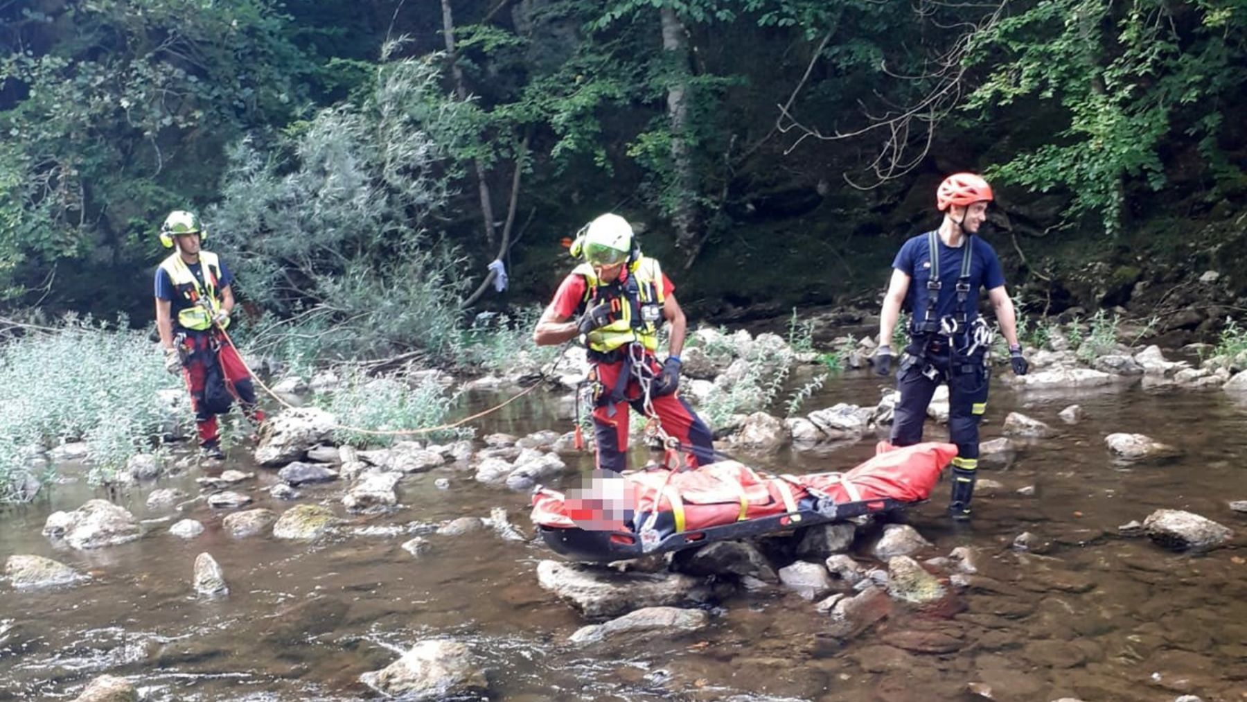 Ciclista de 56 años herido tras caer 20 metros en el pantano de Irabia