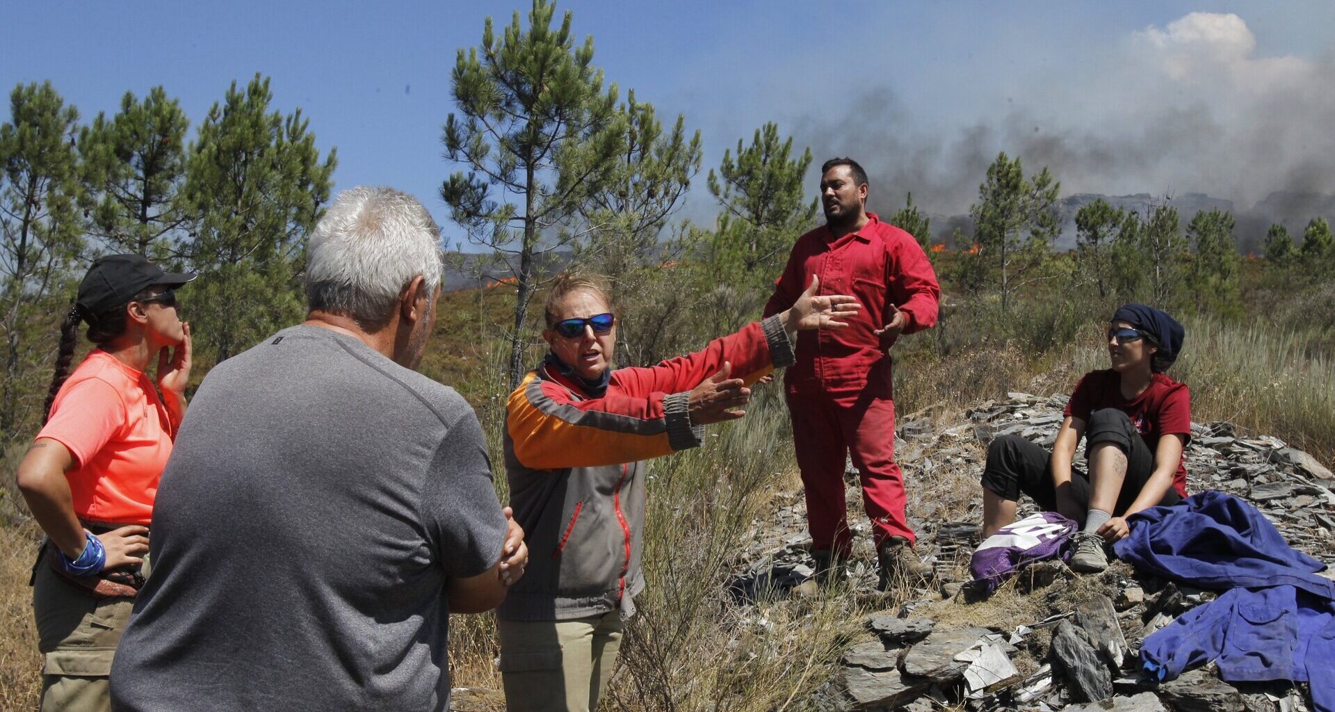 el fuego amenaza Centeais y Paradaseca y avanza hacia O Courel