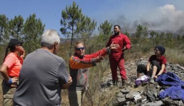 el fuego amenaza Centeais y Paradaseca y avanza hacia O Courel