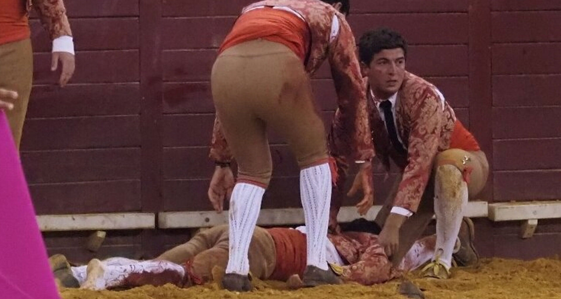 Conmoción por la muerte de forcado Manuel Trindade, tras ser embestido por el toro durante una corrida