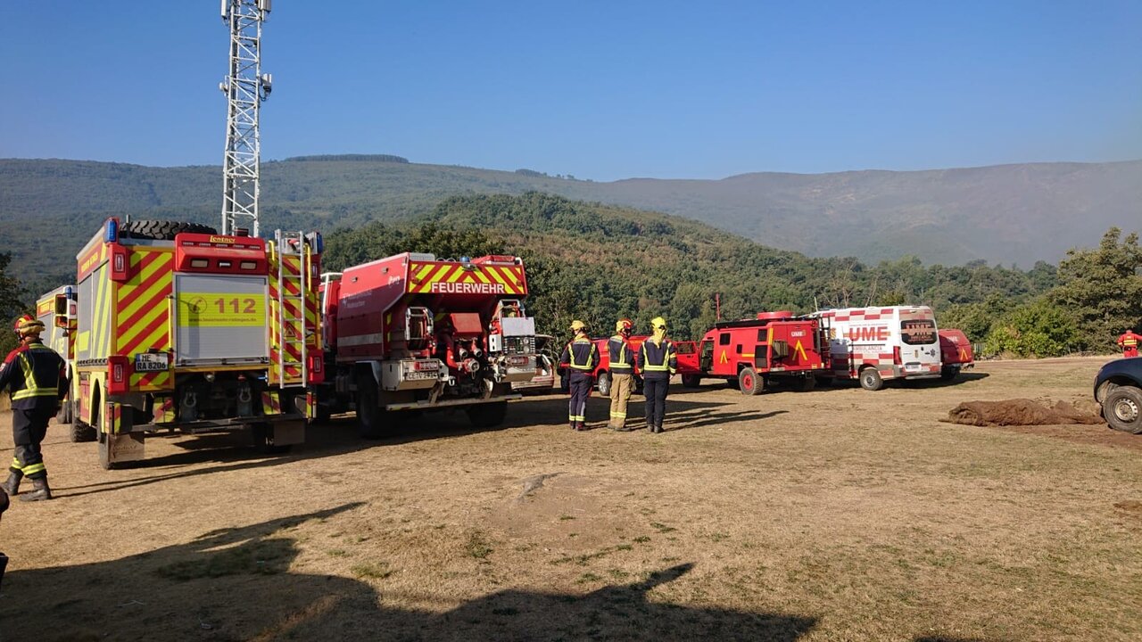 dos frentes cercan el Lago de Sanabria y el fuego avanza hacia La Baña