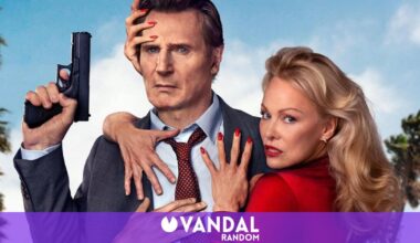 Liam Neeson y Pamela Anderson en 'Agárralo como puedas': 'Mido 1,93 y llevo un uniforme de colegiala' - Vandal