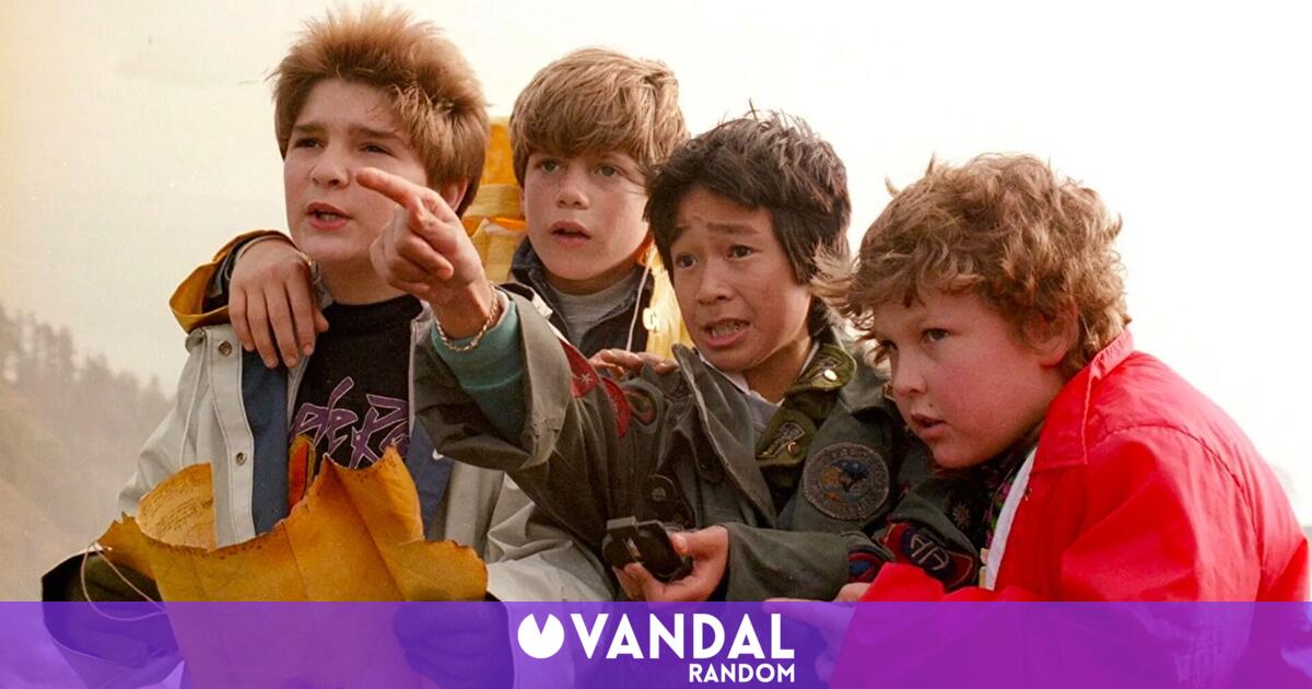 Josh Brolin (57) no se corta y confirma que 'Los Goonies 2' está en desarrollo pese a los rumores: 'Hemos tenido 5 guiones' - Vandal