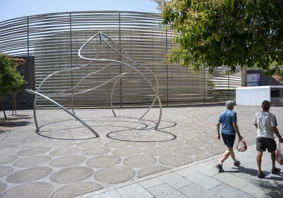 La rosa del Palacio de Congresos de Badajoz se ve bien por primera vez en seis años