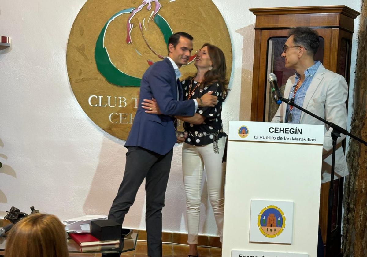 Antonio Puerta recibe un cálido y emotivo homenaje por los diez años de su alternativa