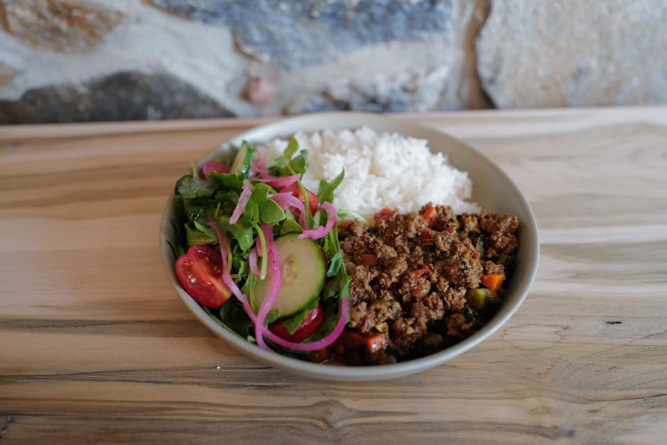<span>El menú incluye bowls de arroz y ensalada con carne, pollo o tofu. | FOTO: Cortesía / Mateo Cocito</span>