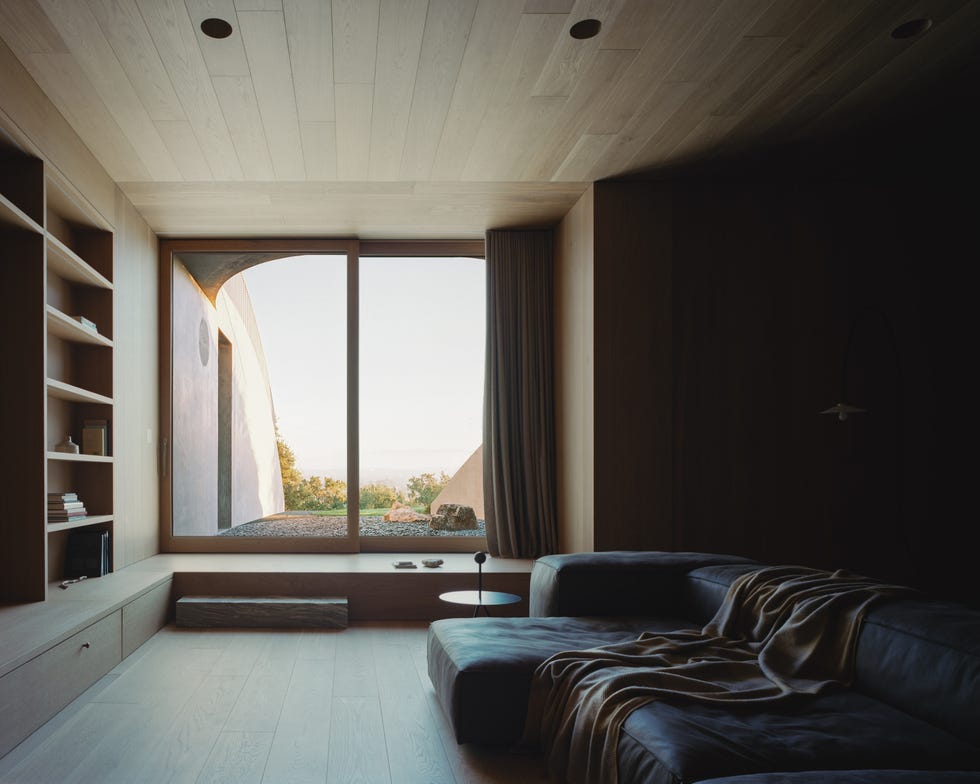 casa estilo espanol ahora planta en superficie, otra inferior enterrada en la montana, bano subterraneo y funciona como un instrumento