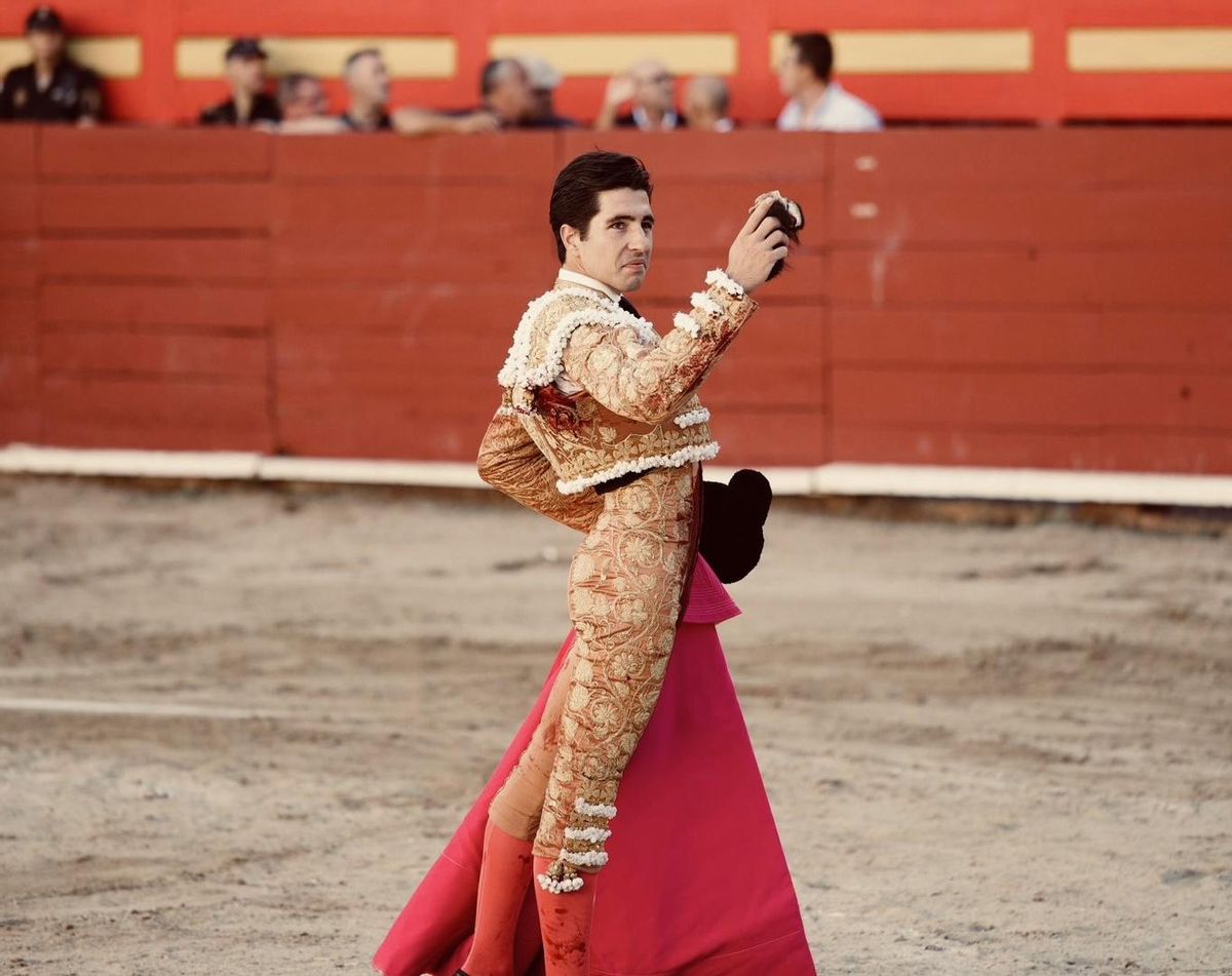 Álvaro Lorenzo con una oreja lograda en Requena