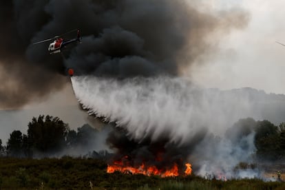Un helicóptero antiincendios descarga agua sobre un flanco del fuego de Abejera de Tabara (Zamora), este jueves.