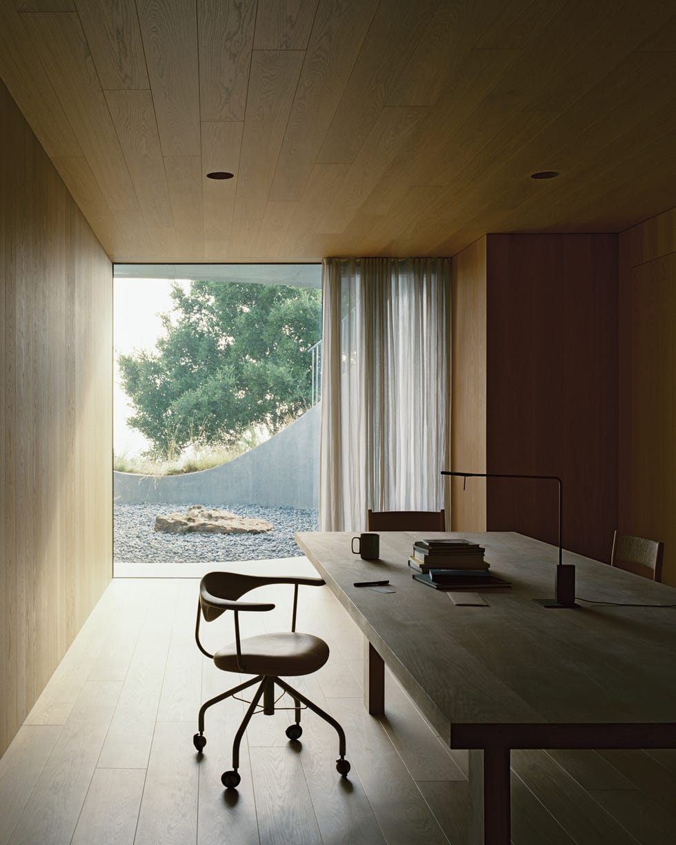 casa estilo espanol ahora planta en superficie, otra inferior enterrada en la montana, bano subterraneo y funciona como un instrumento