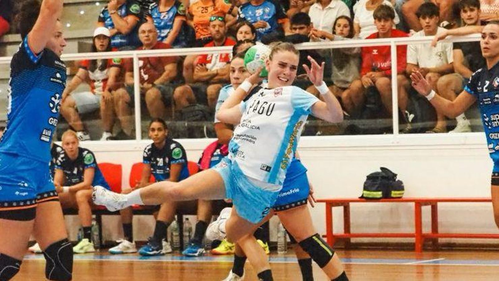 María Sáncha se dispone a lanzar a portería en el dueo de ayer contra el Bera Bera.