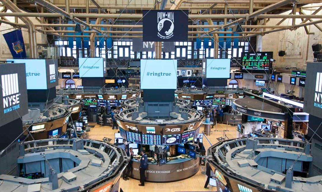 Dow Jones baja pendiente de Jackson Hole y Walmart; S&P 500 no levanta cabeza