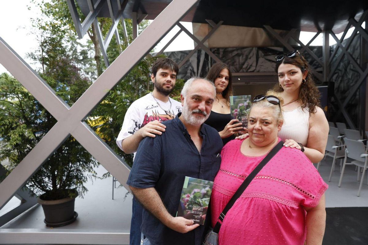 Mónica Menéndez y Alberto Fernández, ayer, a la puerta del stand. A la derecha, Diego Suárez y María Álvarez, con el coleccionable de LA NUEVA ESPAÑA y un ejemplar del periódico. | ÁNGEL GONZÁLEZ
