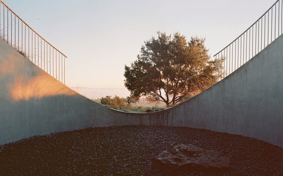 casa estilo espanol ahora planta en superficie, otra inferior enterrada en la montana, bano subterraneo y funciona como un instrumento