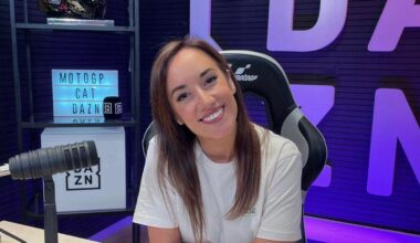 La periodista Natacha Alfageme posa en su  puesto de trabajo en Dazn.