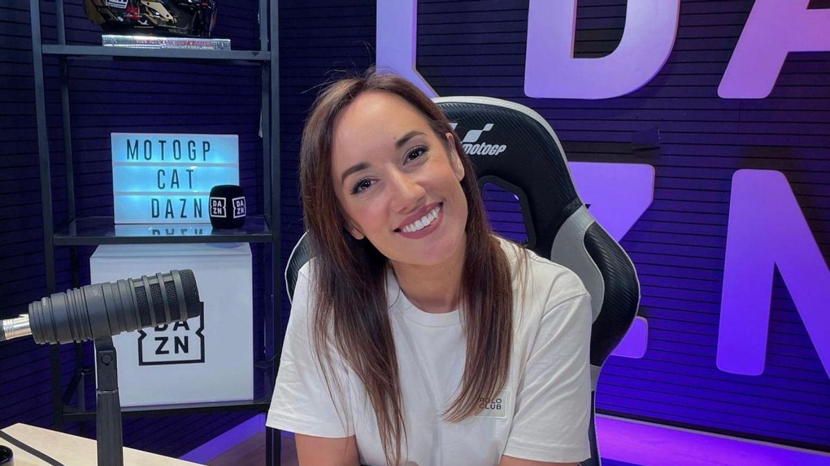 La periodista Natacha Alfageme posa en su  puesto de trabajo en Dazn.