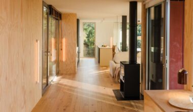 Esta casa prefabricada en Segovia reinterpreta un icono de la arquitectura moderna con un lenguaje cálido y contemporáneo
