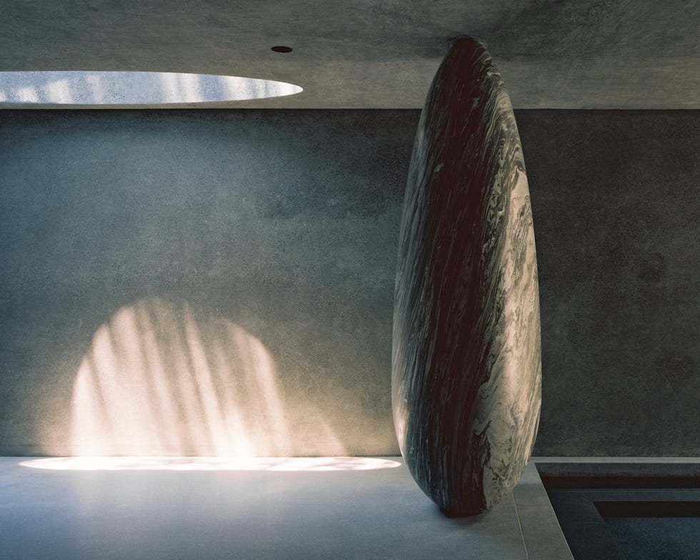 casa estilo espanol ahora planta en superficie, otra inferior enterrada en la montana, bano subterraneo y funciona como un instrumento