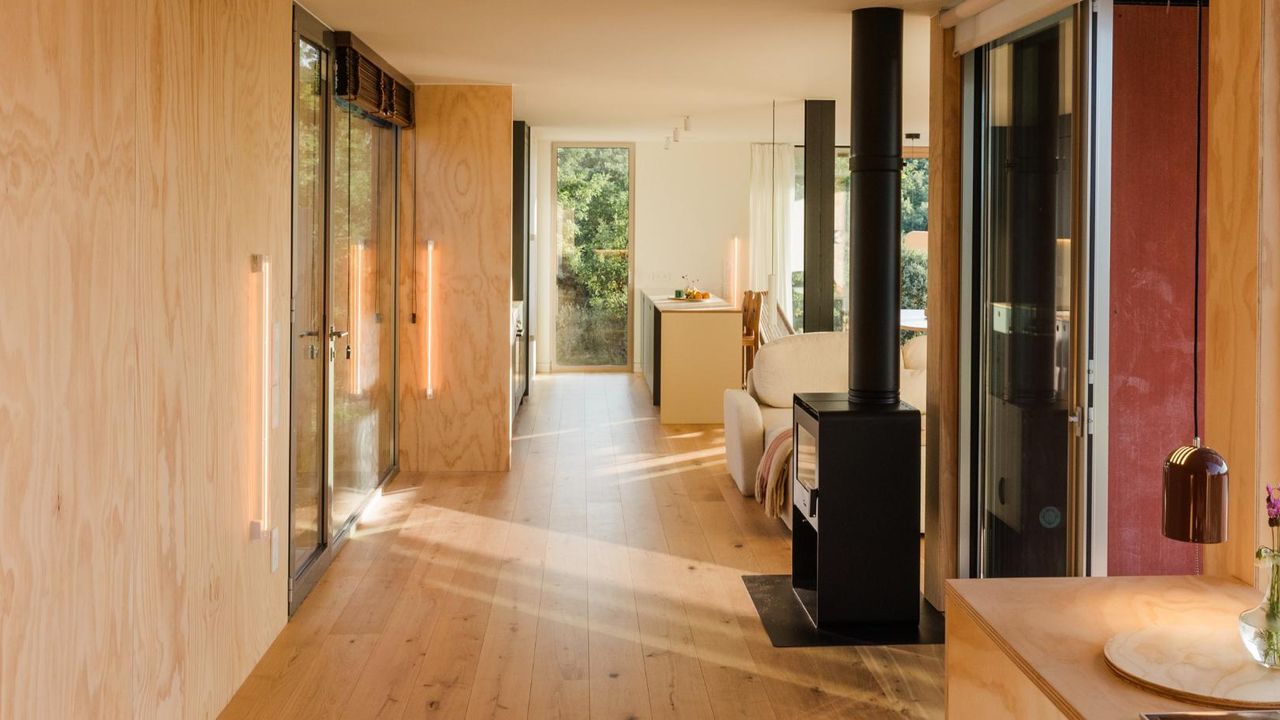 Esta casa prefabricada en Segovia reinterpreta un icono de la arquitectura moderna con un lenguaje cálido y contemporáneo