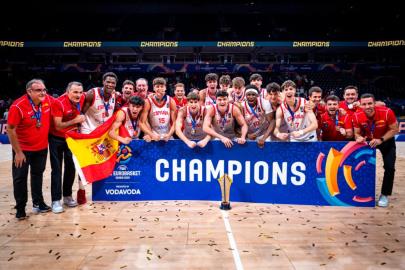 Un triple de Guillermo del Pino da el título más agónico a España