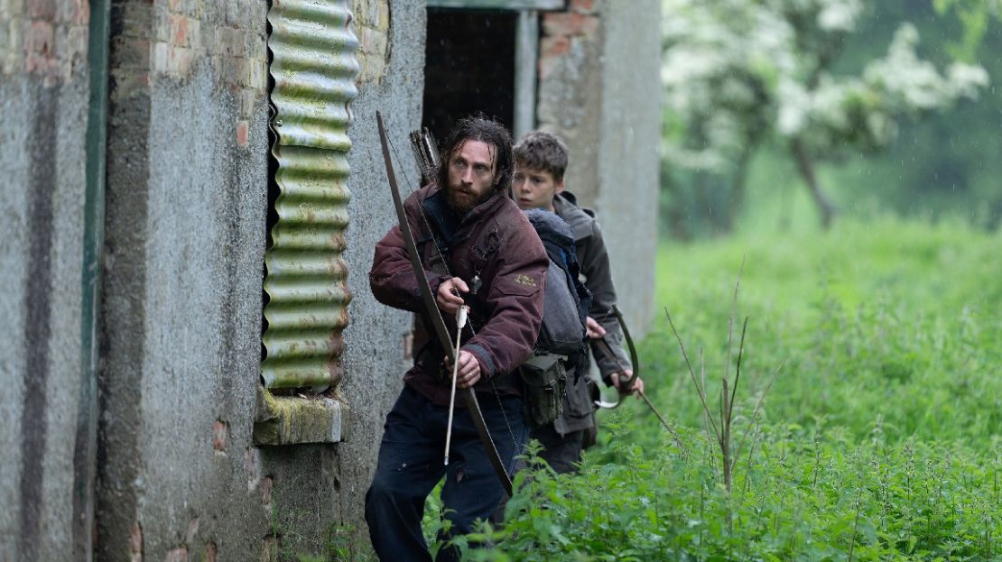 Aaron Taylor-Johnson y Alfie Williams en 