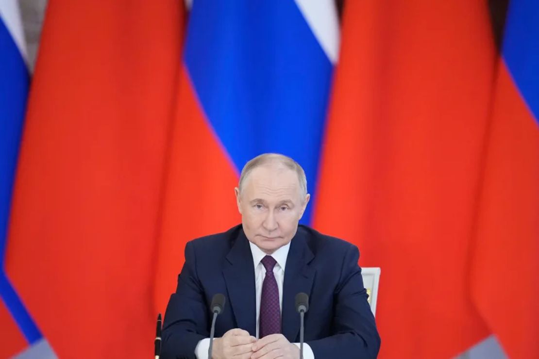El presidente de Rusia, Vladimir Putin, asiste a una ceremonia de firma con el presidente de China, Xi Jinpin, en el Kremlin en Moscú, Rusia, el 8 de mayo.
