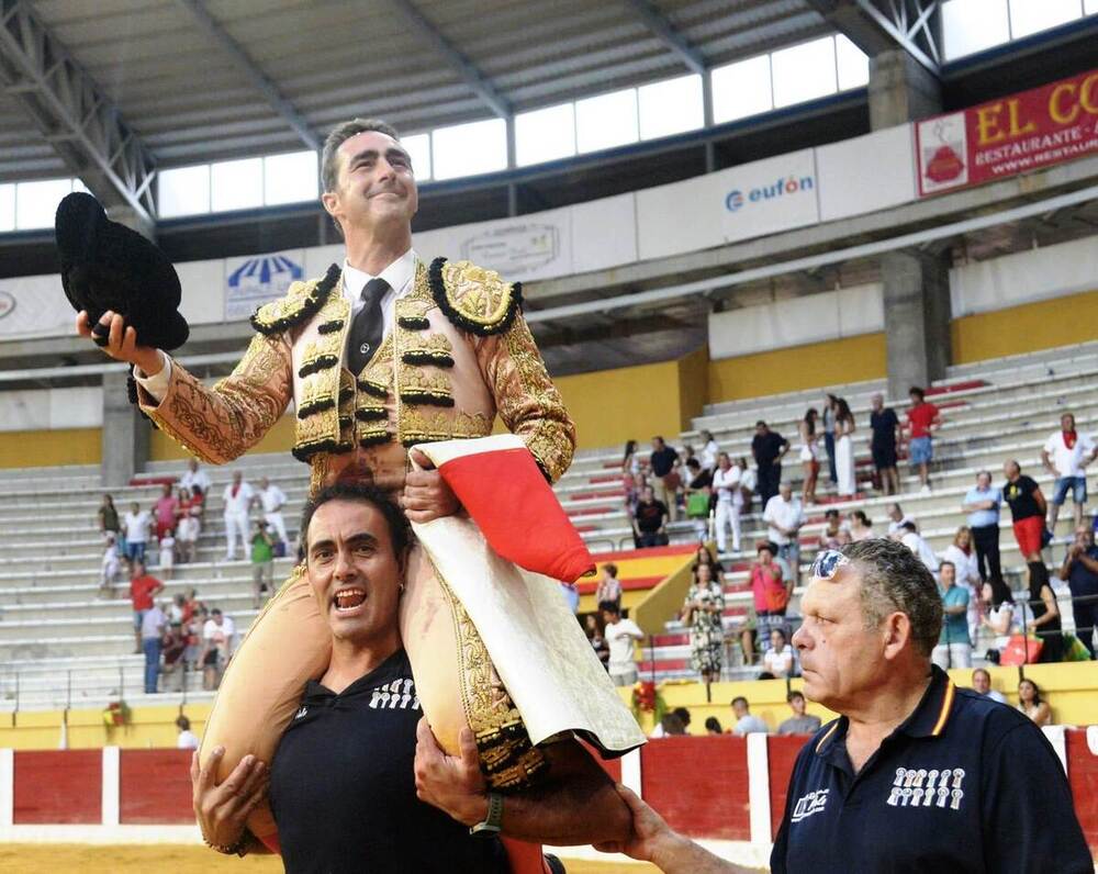 El Fandi sale a hombros en la segunda de feria de Iscar