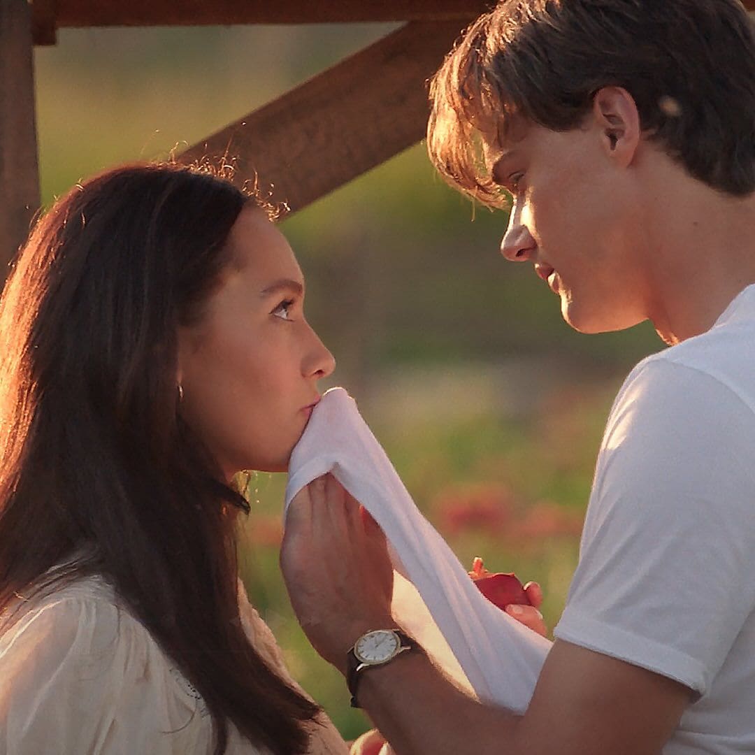 Christopher Briney  y Lola Tung, Conrad y Belly en El verano en que me enamoré