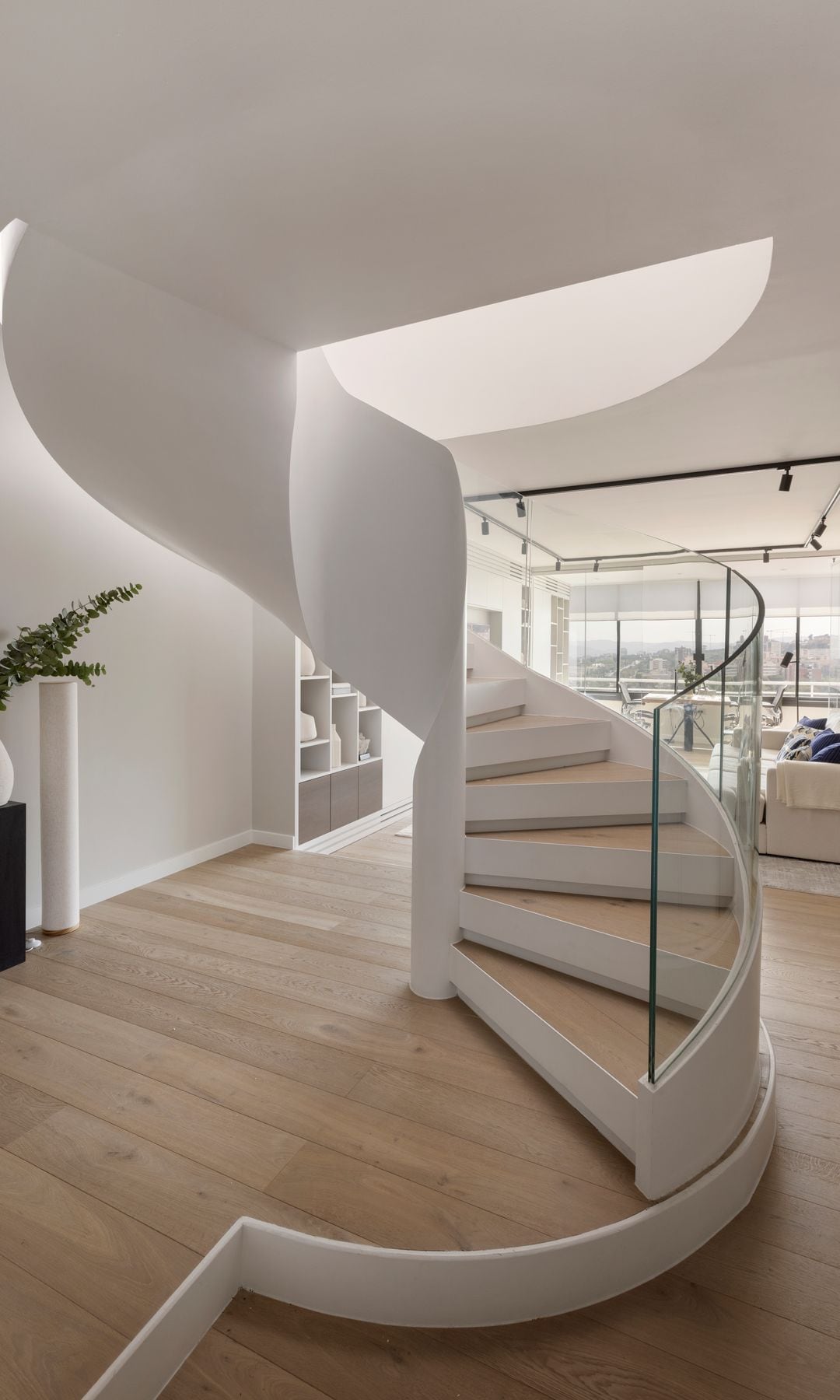 Planta baja con escalera helicoidal