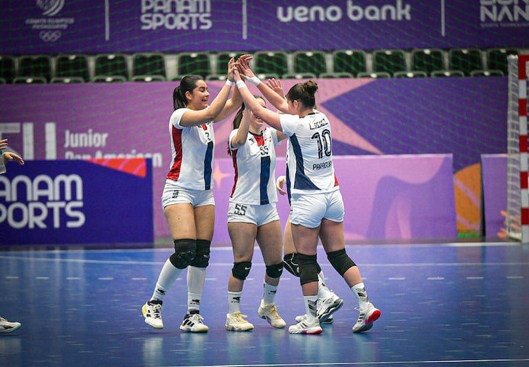 Las Guerreritas celebran por la senda triunfal en los Asu2025.