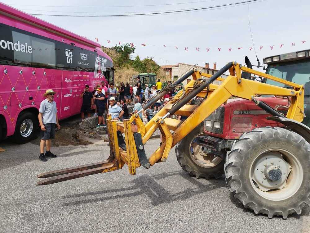 Un tractor ayuda al autobús del EF a llegar a la salida de la segunda etapa de la Vuelta a Burgos