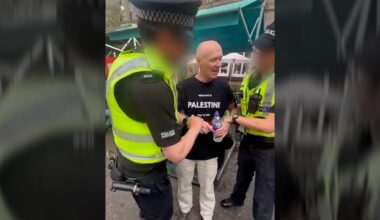 Así ha sido el momento en que la policía británica detuvo al cineasta británico Paul Laverty en Edimburgo - EL PAÍS