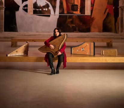 La música Begoña Olavide posa con varios salterios.