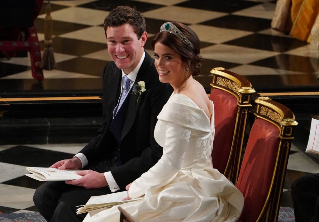 Plano medio de Eugenia de York en su boda sentada junto a su pareja