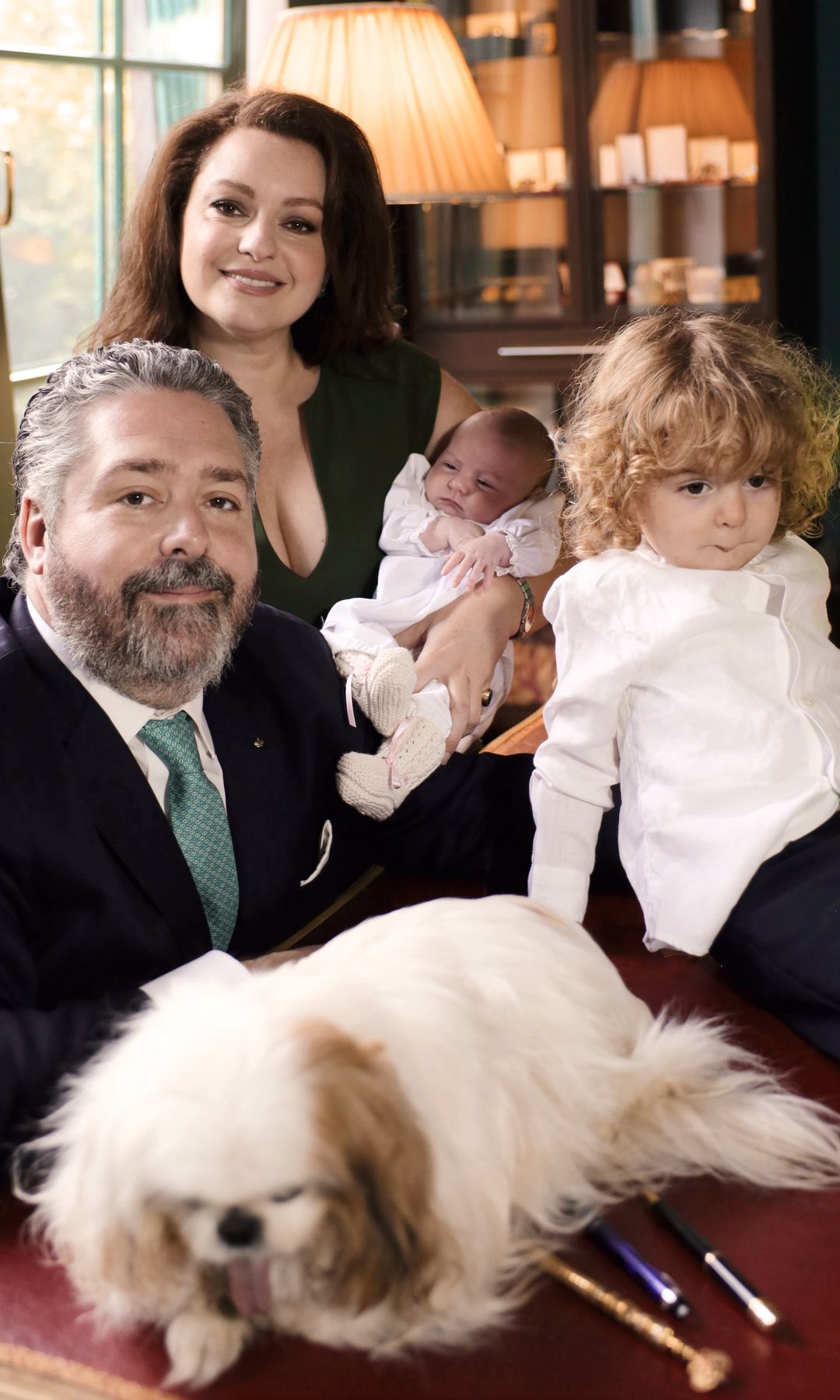 Jorge Romanov junto a Rebecca Bettarini y los dos hijos del matrimonio: Alejandro y Kira Leónida