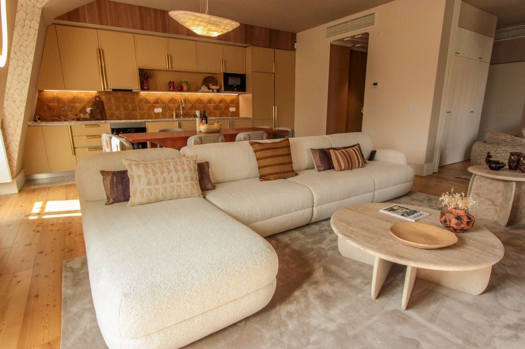 Salón con sofá en forma de L