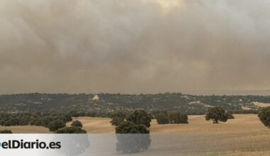 Un incendio de vegetación en Tres Cantos (Madrid) se acerca a las viviendas