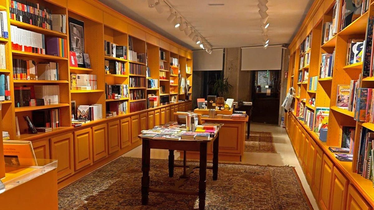 Interior de la nueva  librería Cronopios en Santiago