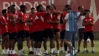 Badé, emocionado, se despide de sus compañeros en el entrenamiento del Sevilla