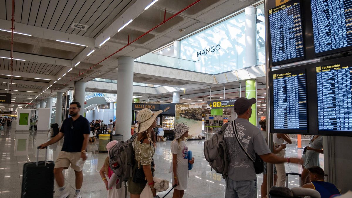 Pasajeros contemplan las pantallas con el estado de los vuelos en el aeropuerto de Palma.