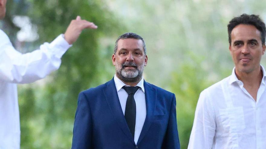 El cantante y presentador Jaime Anglada continúa en la UCI y experimenta una "sensible mejoría"