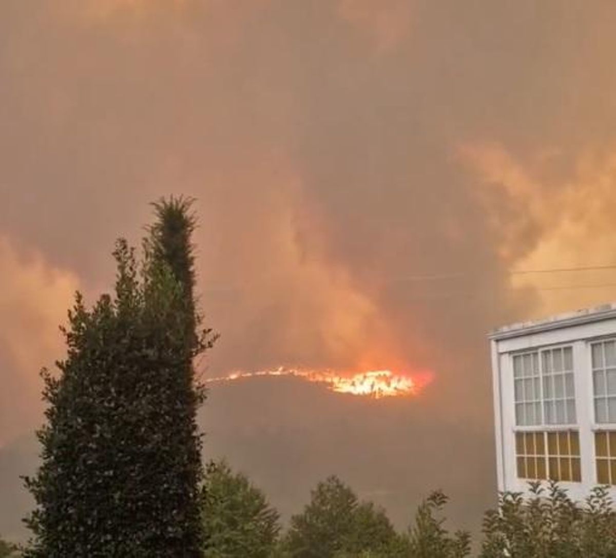 Así se acercaba el incendio a San Vicente, a primera hora de la tarde del sábado.