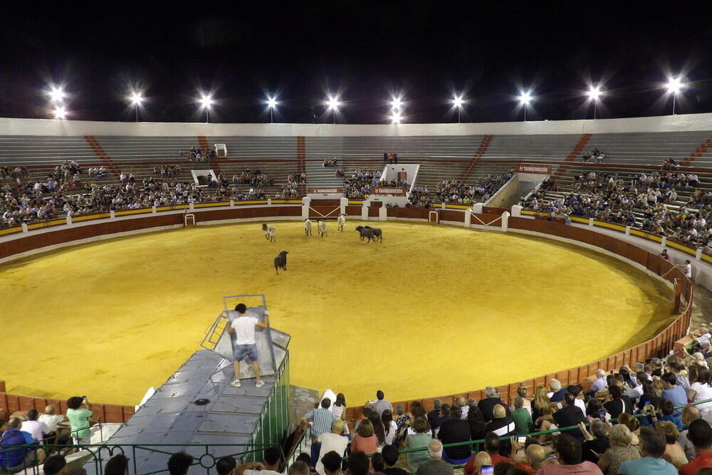 Solidaridad, folclore y toros antes del inicio de la Feria