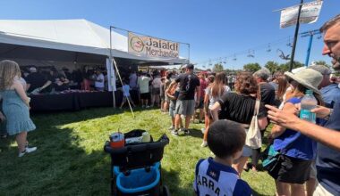 Largas colas bajo el sol para conseguir el merchandise oficial del Jaialdi 2025