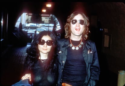 John Lennon y Yoko Ono caminan por una calle de Nueva York en 1979.