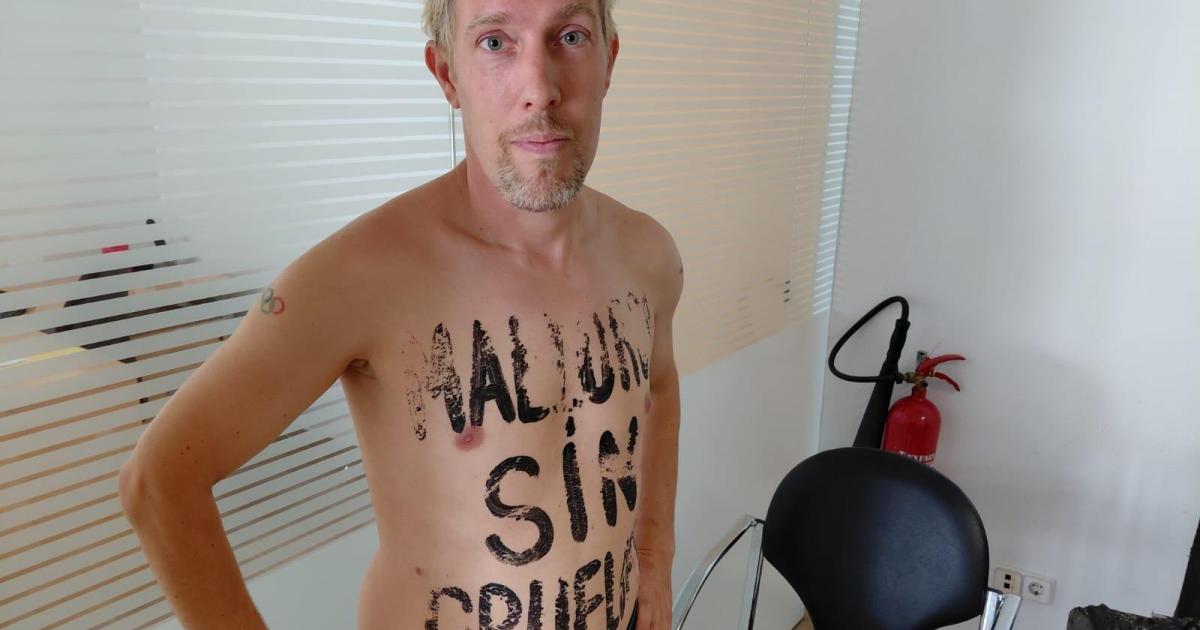 «La gente tiene que abrir los ojos ante la tortura animal que es el toreo»