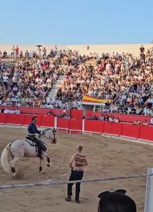 Secuencia del salto y detención del activista en la plaza de toros de Inca.